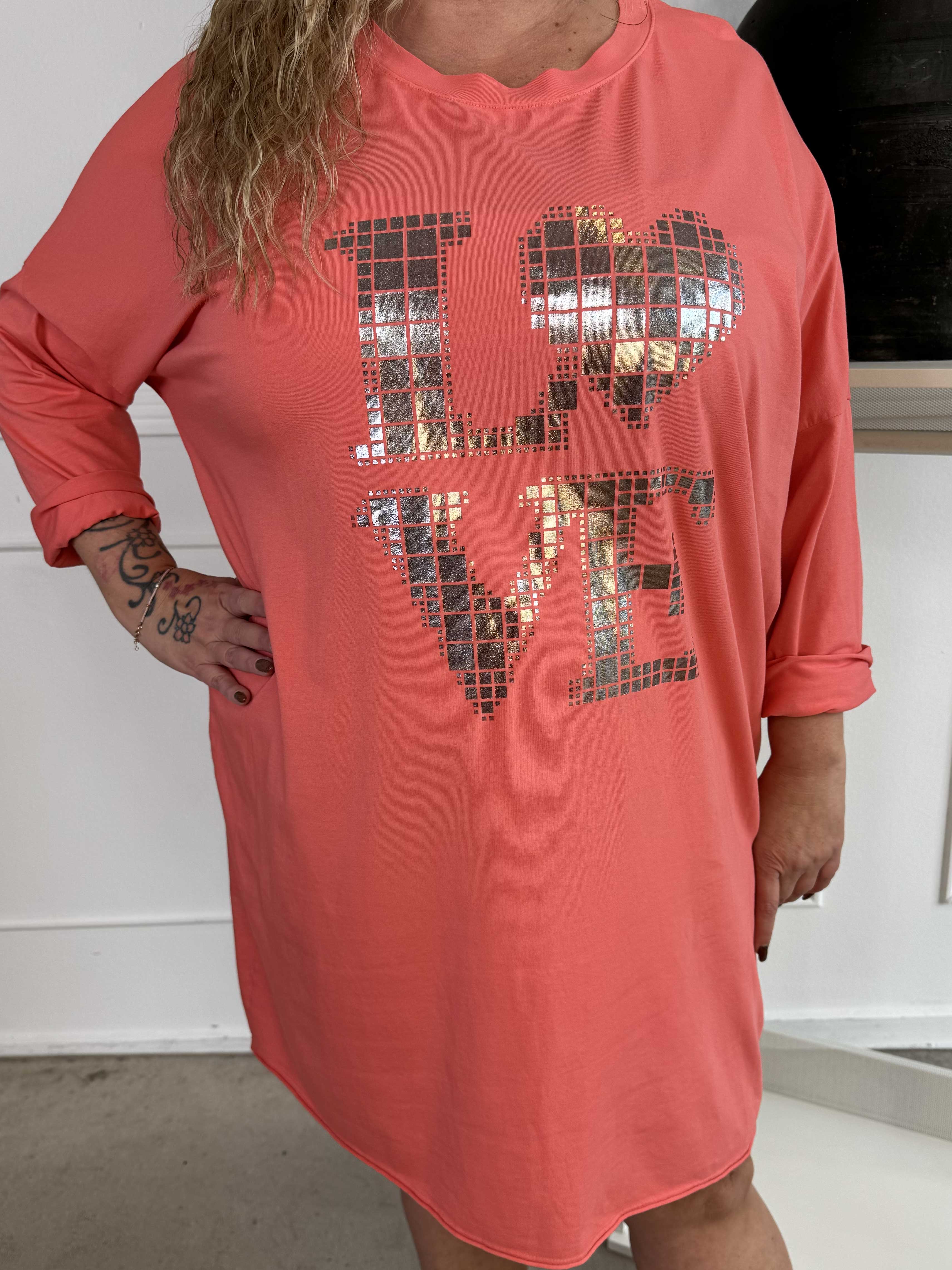 Oaklyn - Plus size joggingkjole i bomuld med sølv skrift foran